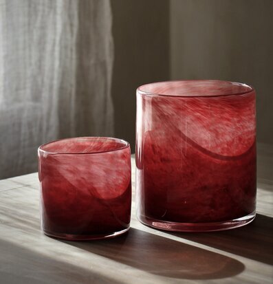 Ljuslykta Lumiere Bordeaux Stor från Majas Cottage på bord