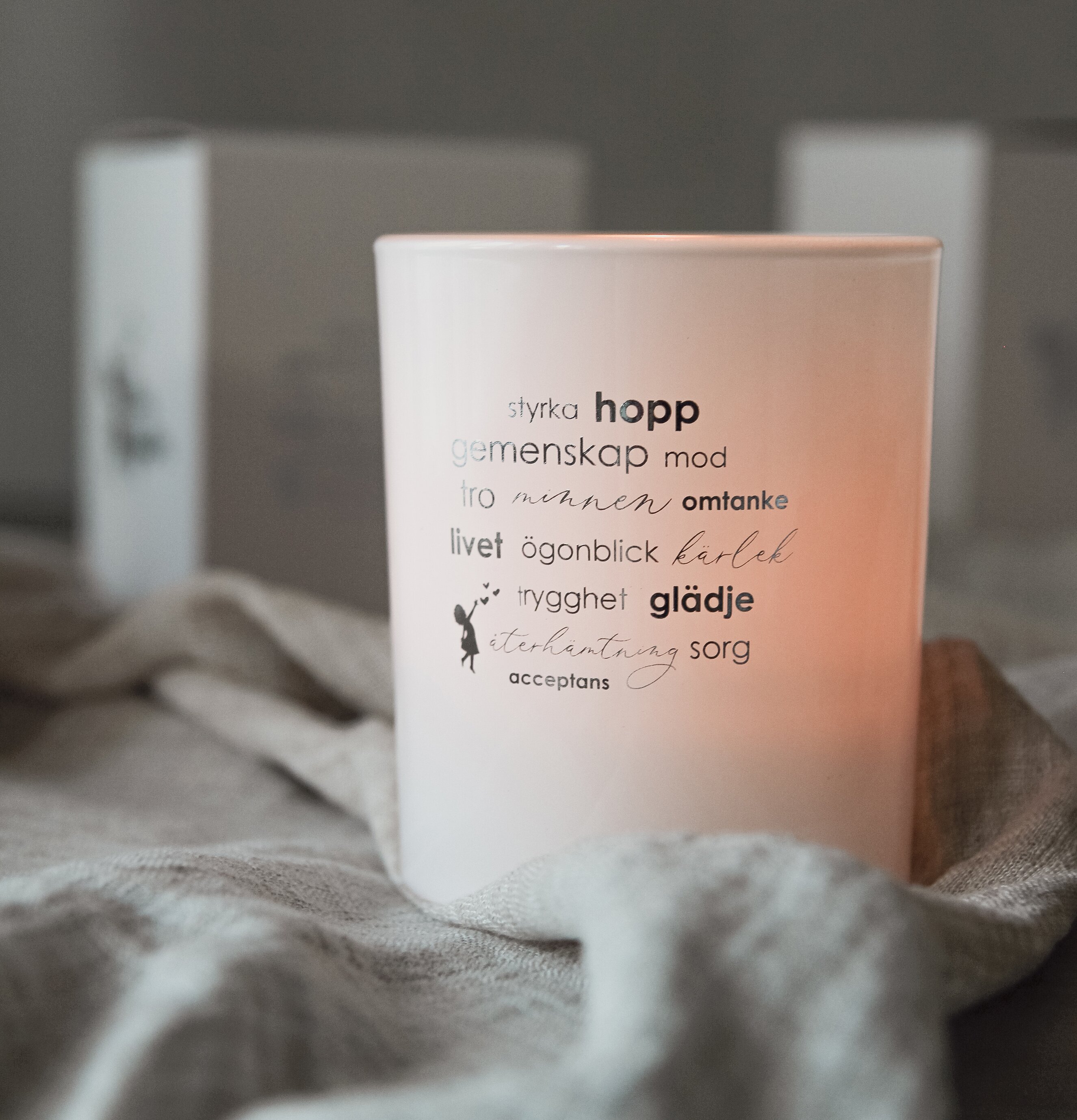 Ljuslykta - Ellas Hjältar från Majas Cottage i vit nyans