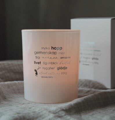 Ljuslykta - Ellas Hjältar från Majas Cottage i vitt glas