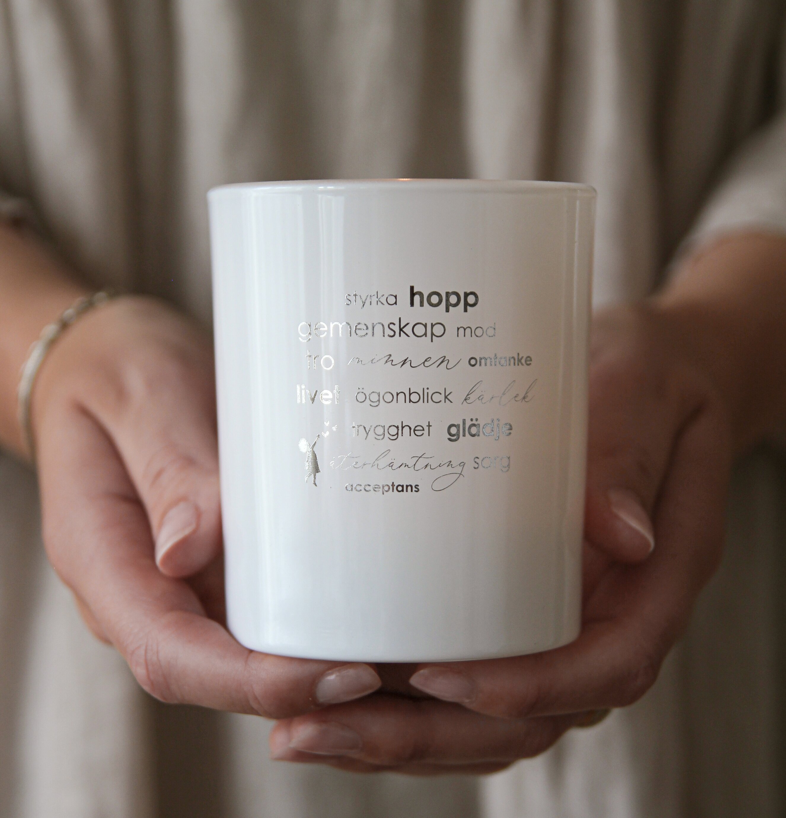 Ljuslykta - Ellas Hjältar från Majas Cottage i vit design