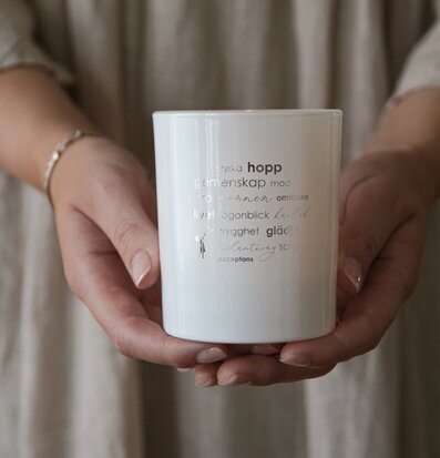 Ljuslykta - Ellas Hjältar från Majas Cottage i porslin