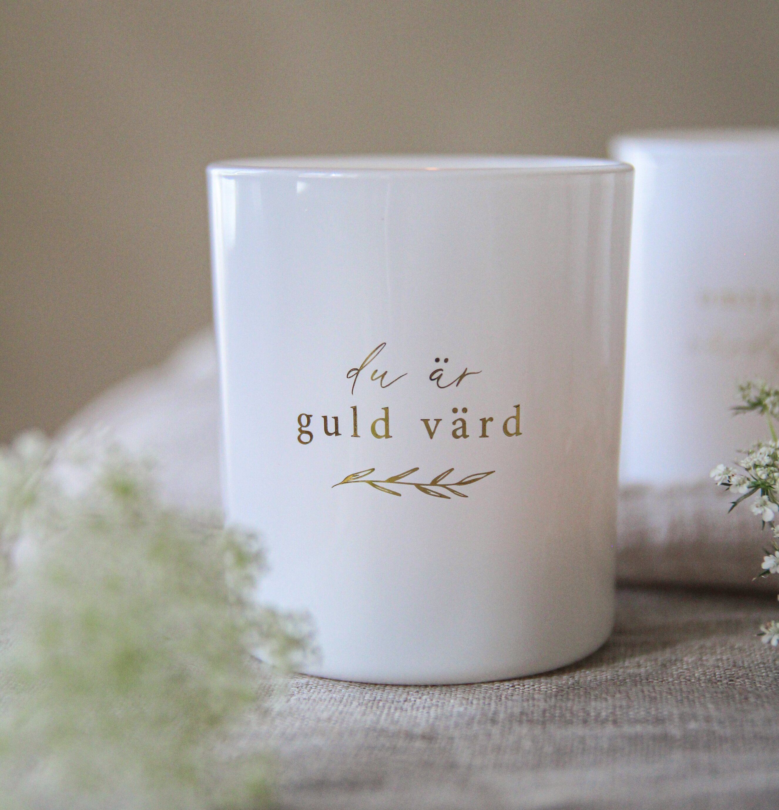 Ljuslykta - Du Är Guld Värd från Majas Cottage på vit textil