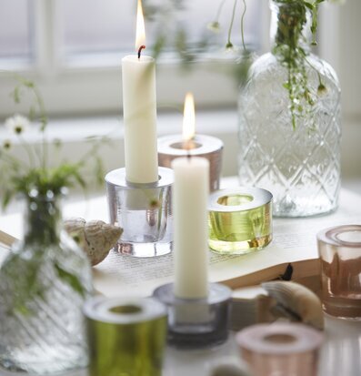 Bild av harmonisk miljö med ljus och växter