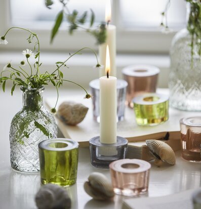 Foto av elegant arrangemang med ljus och dekorationer