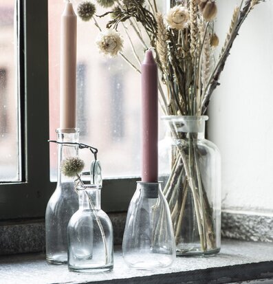 Bild av harmonisk inredning med ljus och glasflaskor