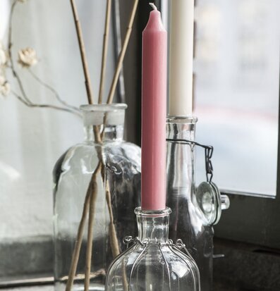 Bild av elegant roséfärgat kronljus i harmonisk miljö