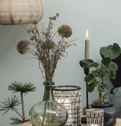 Foto av sofistikerat stilleben med ljus och design