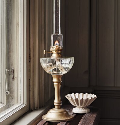 Bild av stämningsfull interiör med fotogenlampa