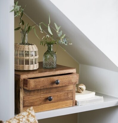 Bild av stilfull inredning med trä och glasvaser