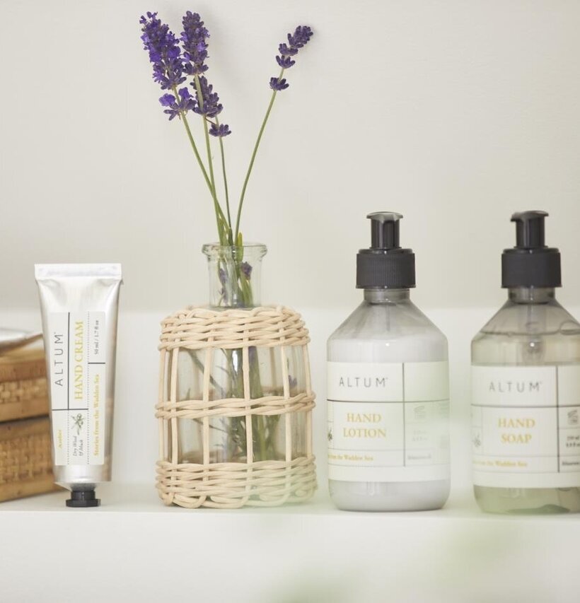 Bild av elegant arrangerade produkter på vit hylla