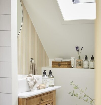 Foto av stilrent badrum med naturligt ljusinsläpp