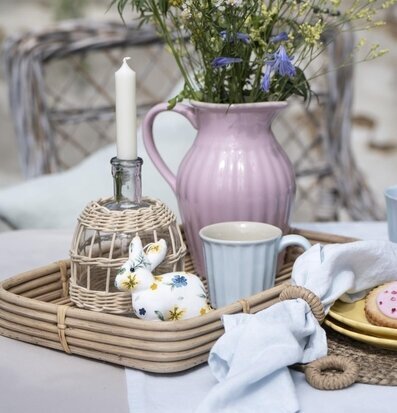 Foto av harmonisk inredning med ljusstake och blommor