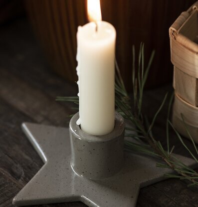 Bild av stämningsfullt ljusarrangemang med stjärnljusstake