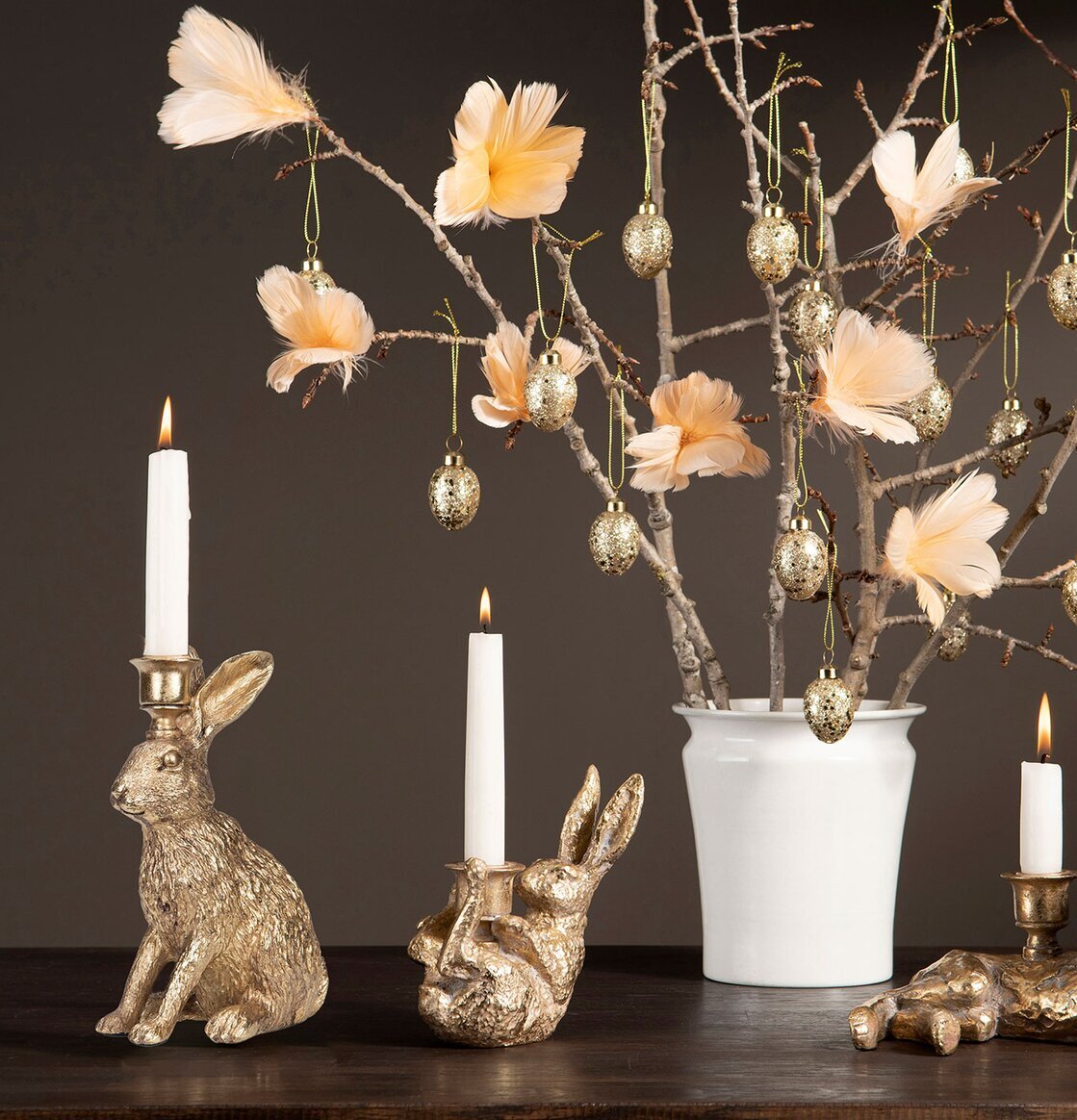 Bild av inbjudande atmosfär med harformade ljusstakar