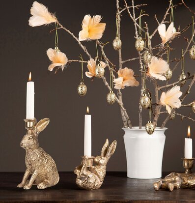 Bild av inbjudande atmosfär med harformade ljusstakar