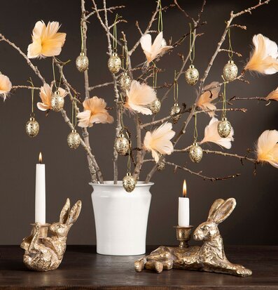 Bild av eleganta ljusstakar i vårinspirerad miljö