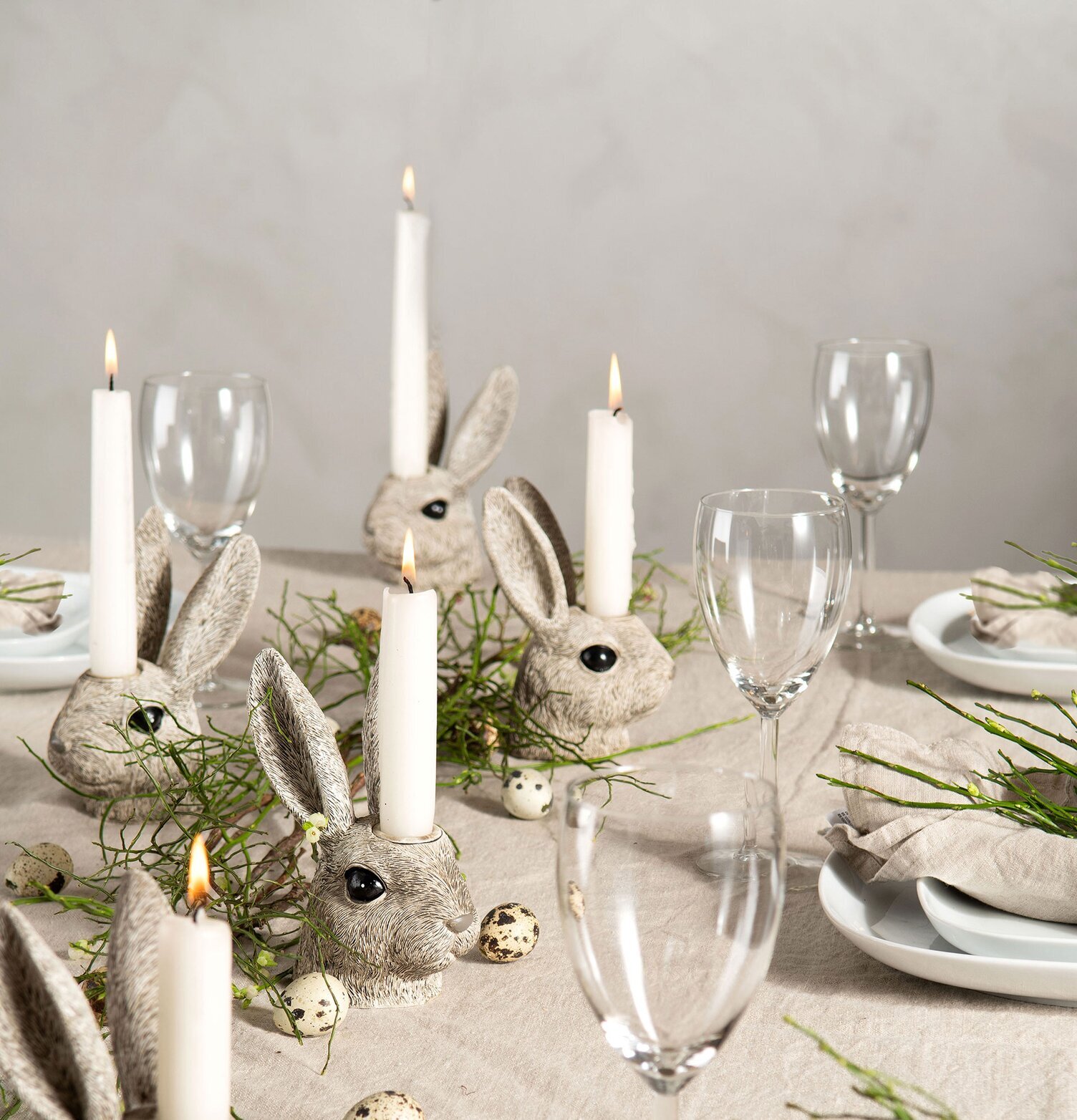 Bild av vackert dukat bord med fantasifulla ljushållare