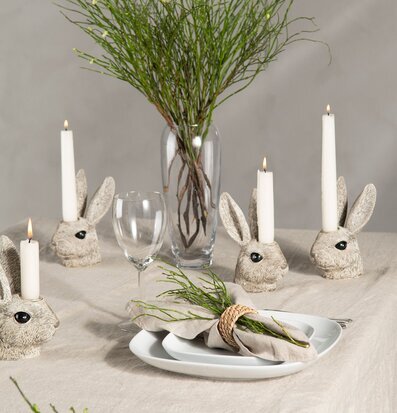 Bild av elegant dukning med kaninformade ljushållare