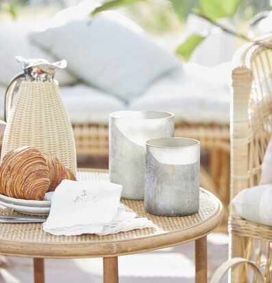 Ljuslykta Mossgrön Unika Liten från IB Laursen på rottingbord