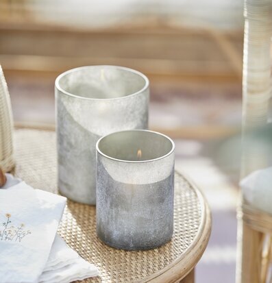 Ljuslykta Mossgrön Unika Liten från IB Laursen på rottingbord