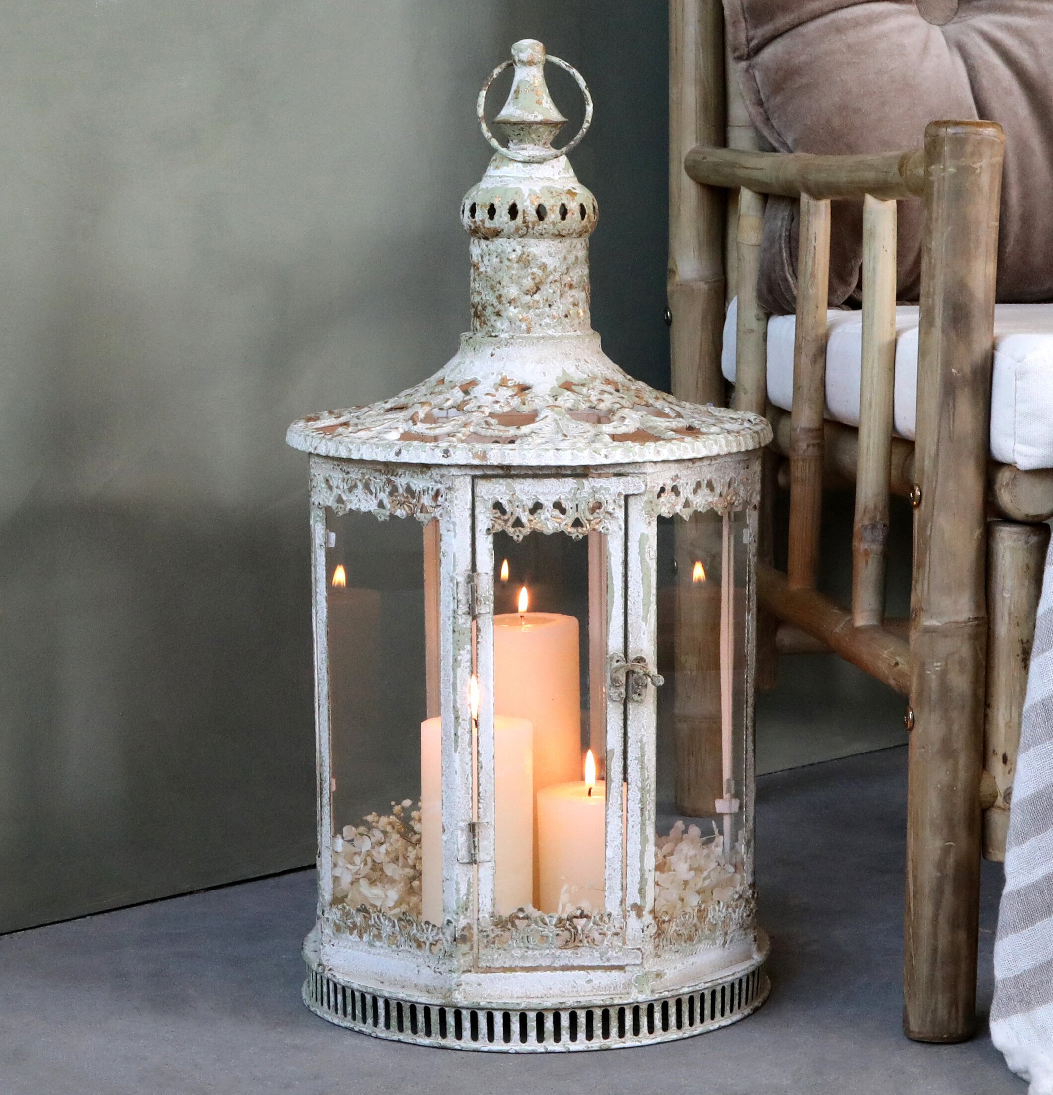 Bild av antik ljuslykta och trästol i harmonisk miljö