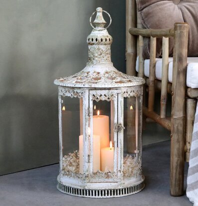 Bild av antik ljuslykta och trästol i harmonisk miljö