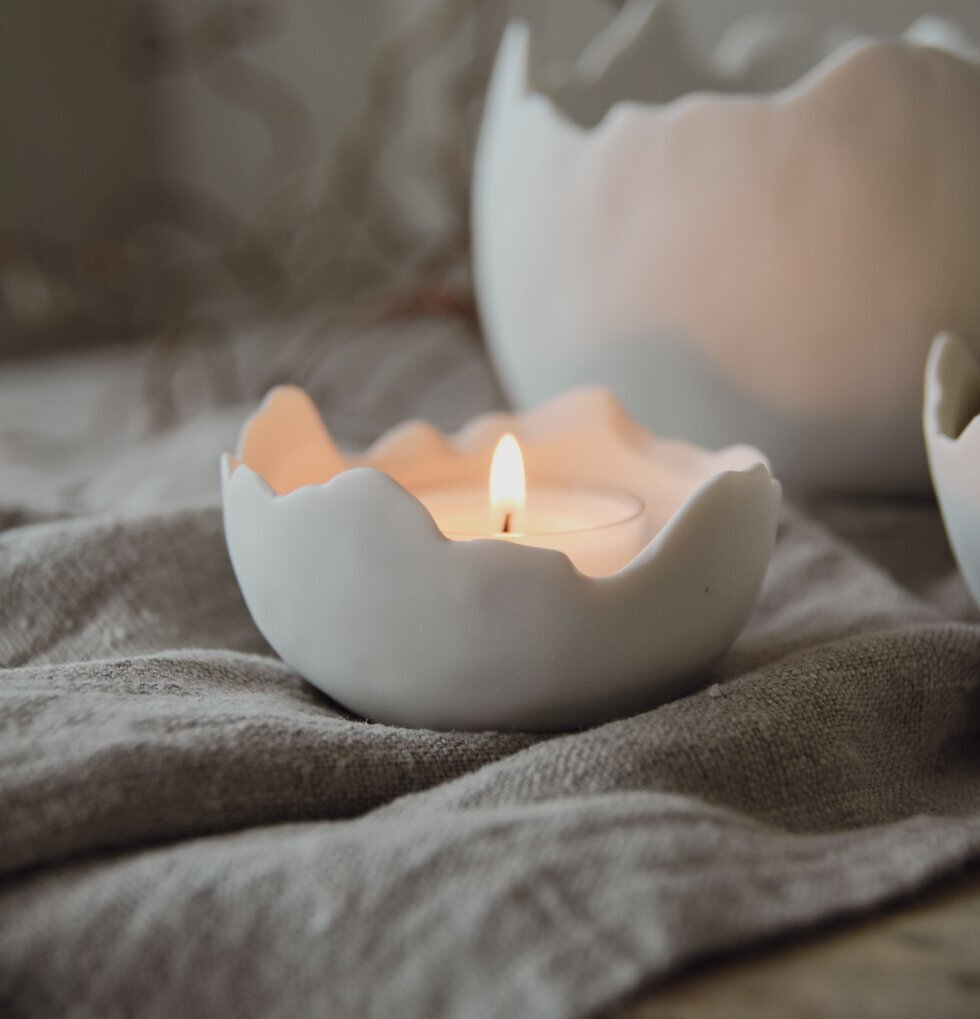 Skål Äggskal Liten från Majas Cottage med tänd värmeljus