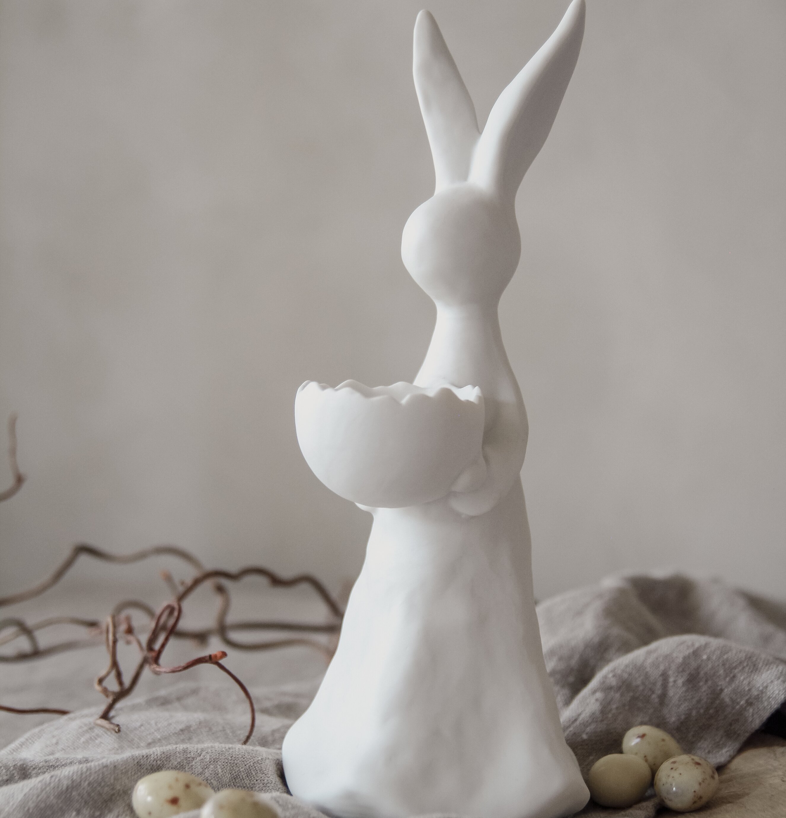 Bild av stilren ljushållare med kanin och äggtema