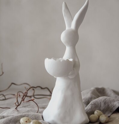Bild av stilren ljushållare med kanin och äggtema