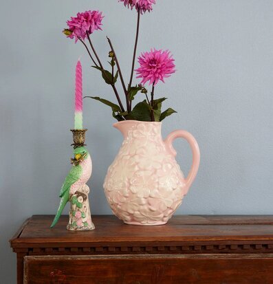 Bild av harmonisk inredning med keramik och ljus