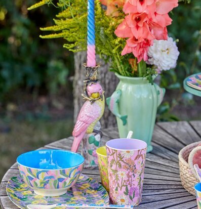 Bild av färgglad utomhusmiljö med keramikljusstake