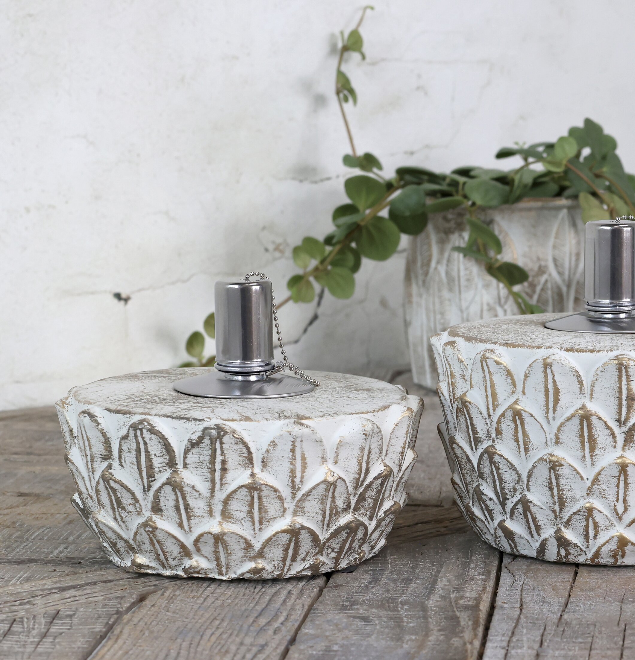 Bild av två eleganta oljelampor med guldmönster