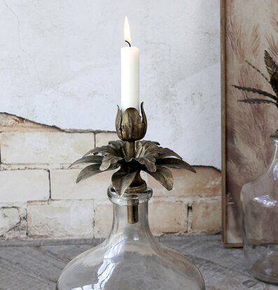 Bild av elegant ljushållare i antik mässingdesign