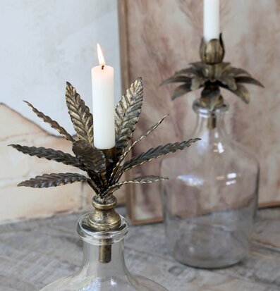 Foto av elegant ljushållare i antik mässing design