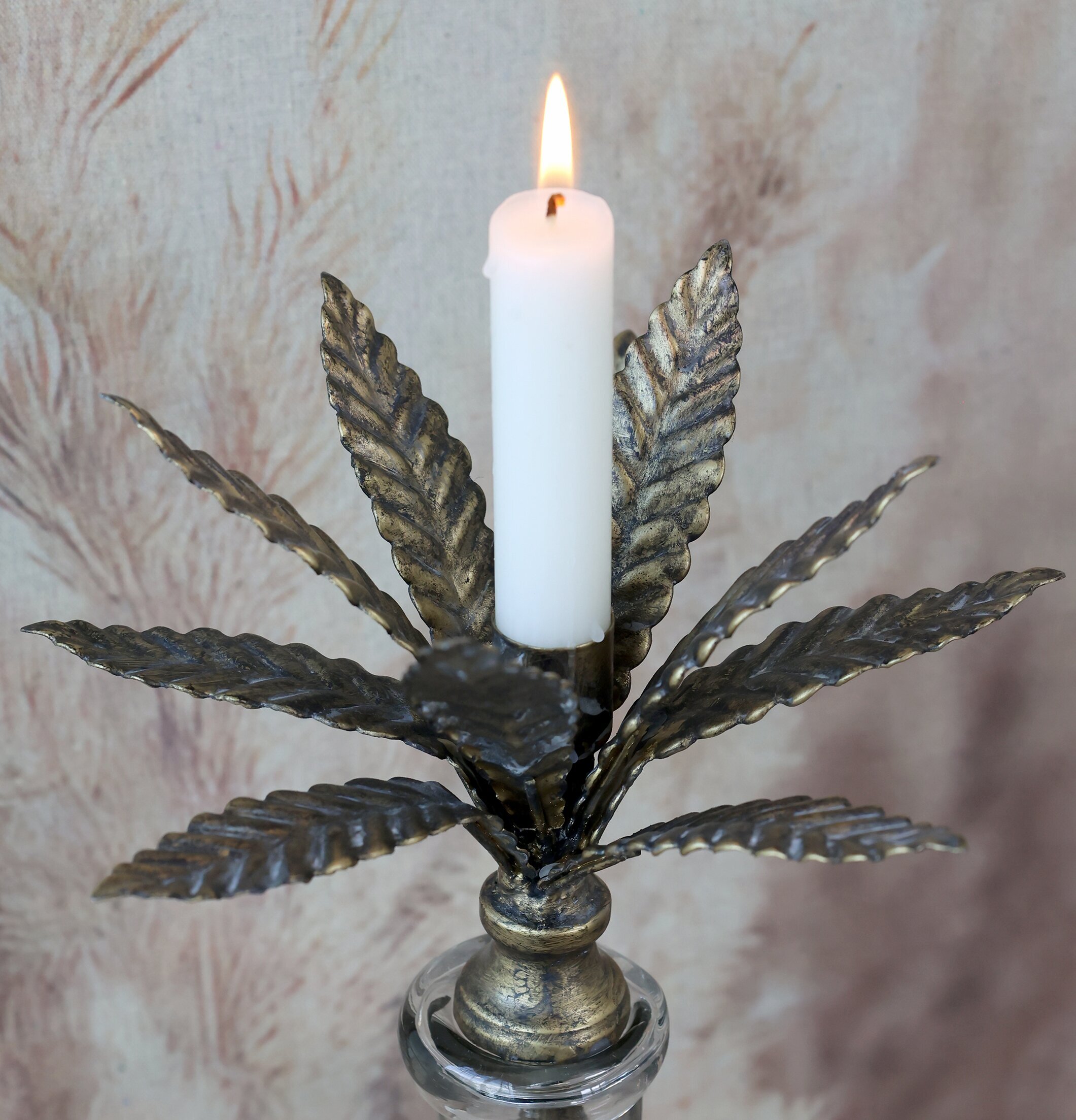 Bild av elegant ljushållare i antik mässing och glas