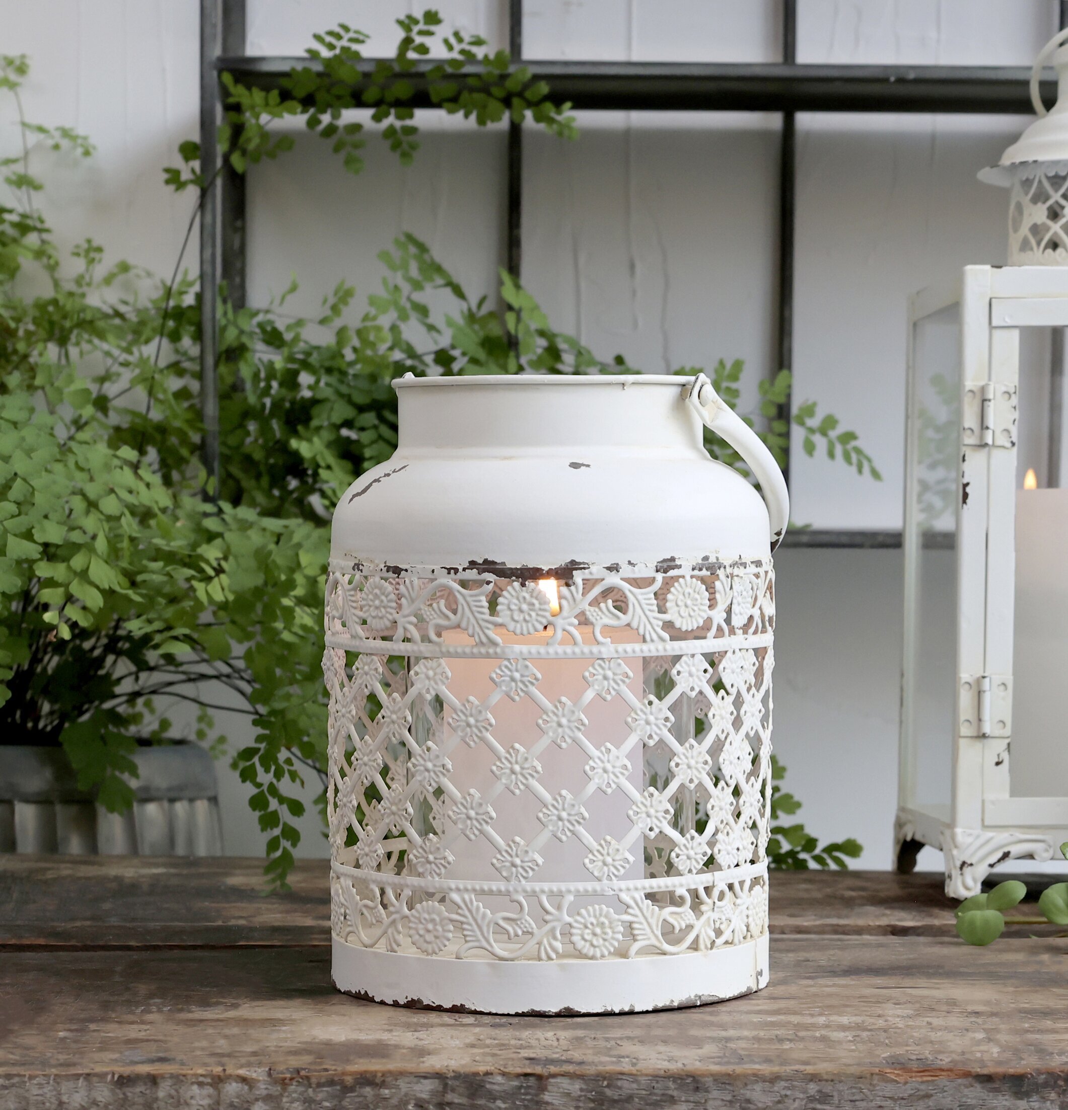 Lanterna Med Dekor Antique Creme från Chic Antique på träbord