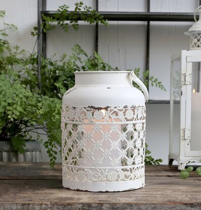 Foto av lantlig utomhusmiljö med stilfulla ljuslyktor