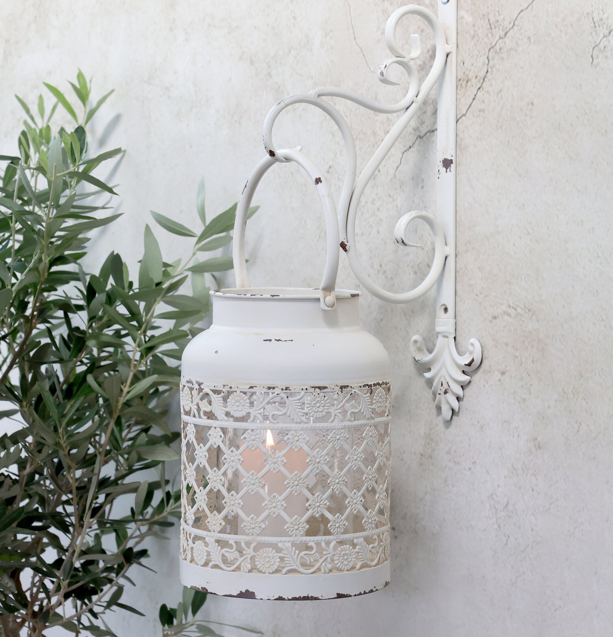 Foto av charmig ljuslykta med antik cremefinish