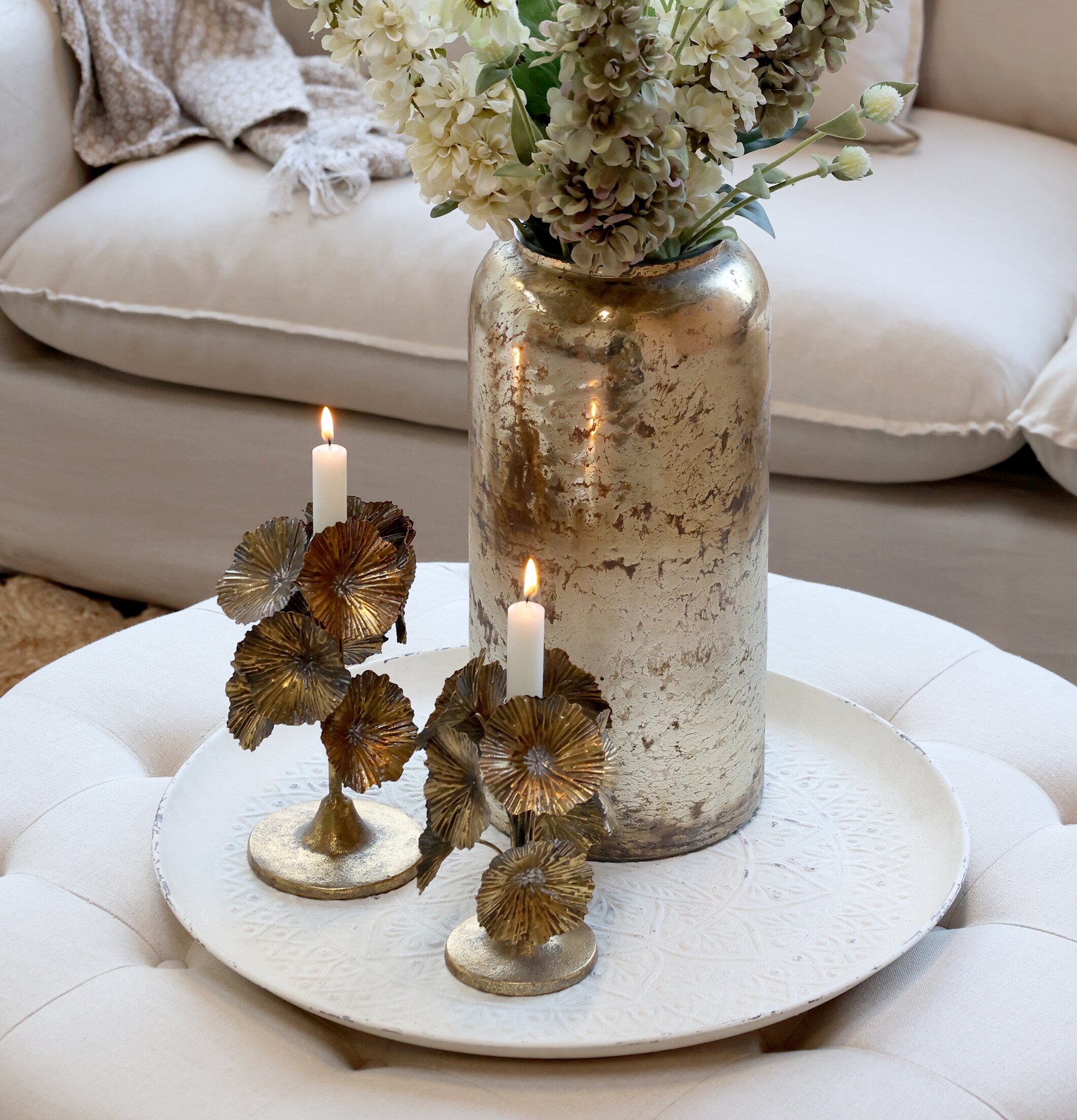 Bild av elegant hem med antika detaljer och blommor