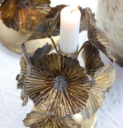 Foto av intrikat designad ljusstake i antik mässing