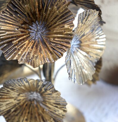 Bild av antik mässing ljusstake med blommig design