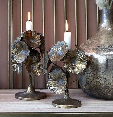 Bild av ljusstakar i antik mässing med blommig design
