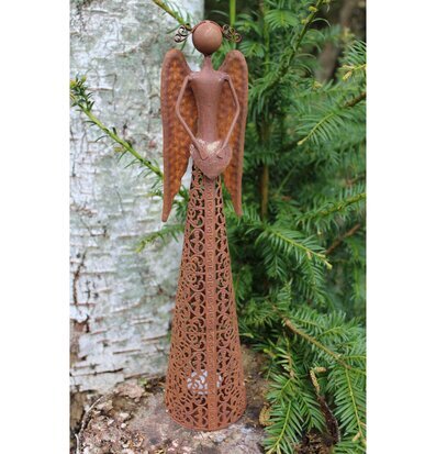 Bild av ängel med värmeljushållare i trädgård