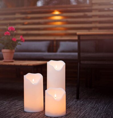 Bild av uteplats med LED-ljus och harmonisk atmosfär