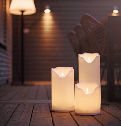 Bild av LED-ljus på stämningsfull veranda i skymning