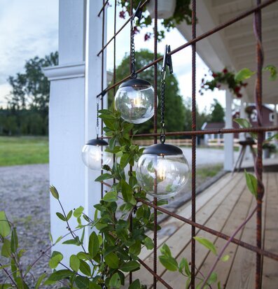 Foto av elegant ljusinstallation i naturskön miljö