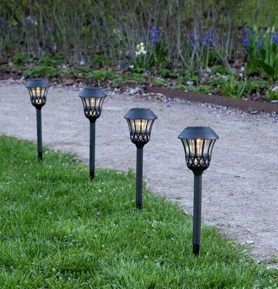 Bild av solcellslyktor i harmonisk trädgårdsmiljö