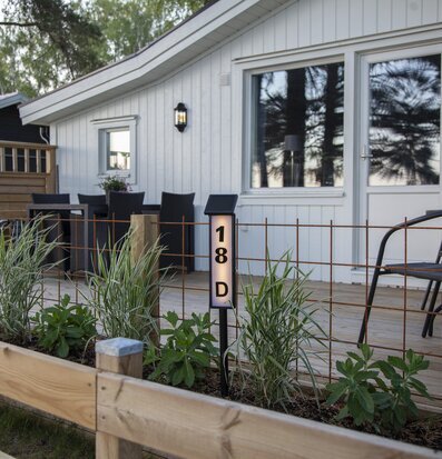 Bild av veranda med solcellsbelysning och sittplats