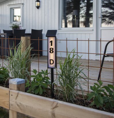 Bild av solcellsbelysning i modern trädgårdsmiljö