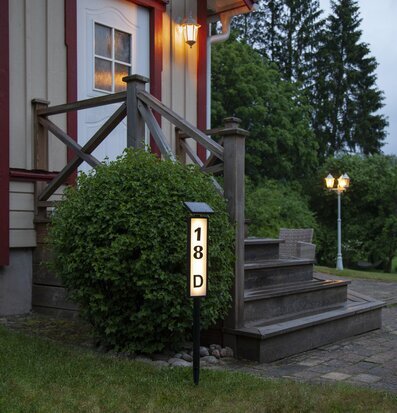 Bild av solcellsbelysning vid entré i naturnära miljö